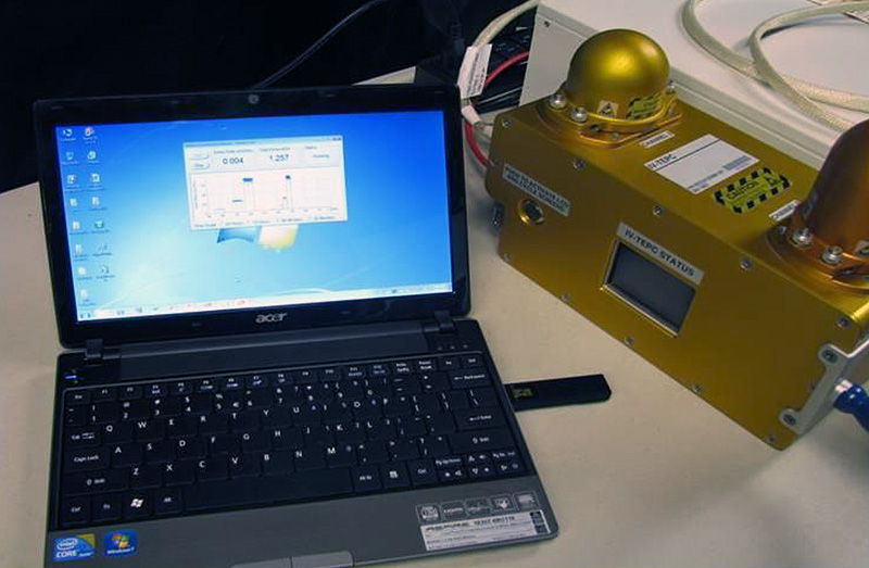 Imagen de uno de los medidores de radiación, que tiene el aspecto de una memoria USB. Foto: NASA